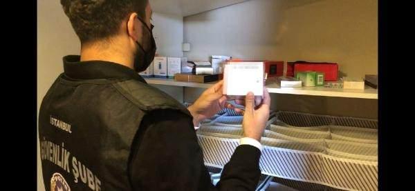 <p>Yakalan 2 şüpheli hakkında soruşturma başlatılırken, operasyon anları da kameraya yansıdı. İstanbul Emniyet Müdürlüğü Güvenlik Şube Müdürlüğü görevlileri, "Kişilerin hayatını ve sağlığını tehlikeye sokacak biçimde üretim yapmak" konusunda yürüttükleri çalışmalar kapsamında,  internet ortamı üzerinden sahte botoks-dolgu ilaçları ile tıbbi malzemelerinin satışının yapıldığı yönünde bilgi aldı.</p>
