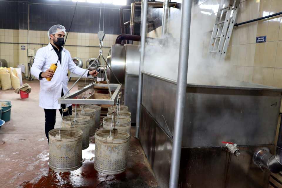 <p>Kuruyemiş alanında tüm ürünleri ürettiklerini belirten Namlı, ürünlerin el değmeden paketlenmesi için yeni makineler aldıklarını, çalıştıkça büyüdüklerini dile getirdi.</p>
<p> </p>