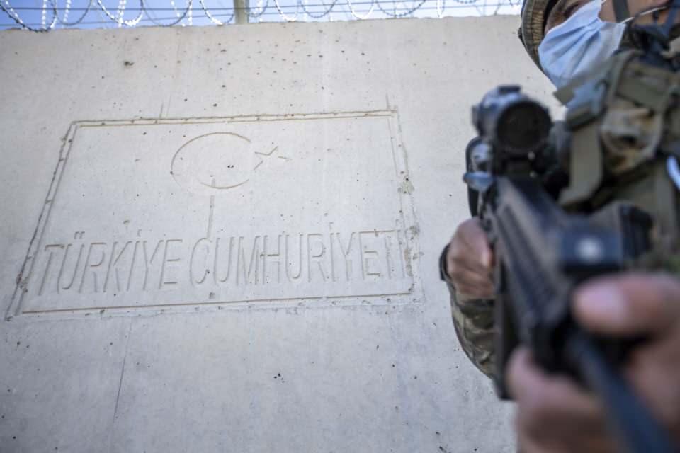 <p>Güvenlik duvarı boyunca yapılan devriye yolunun yanında farklı noktalara konuşlandırılan insanlı-insansız gözetleme kulelerinde görevli personel de her türlü sınır ihlaline karşı ellerini tetikten gözlerini sınırdan ayırmıyor.<br />
</p>