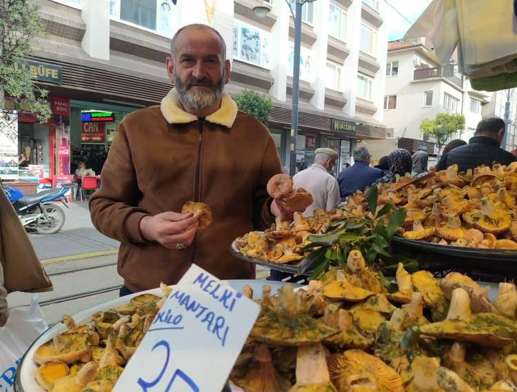 <p>Bursa'da Tuz Pazarı’nda melki mantarı satan pazarcı Hüseyin Karataş, "Bu mantar, kanlıca ve çam mantarı olarak da biliniyor. Uludağ ormanlarında bol yetişiyor. Taze ve güzel pişirildiğinde çok lezzetli olur. Biz kilosunu 35 liradan satıyoruz.</p>
