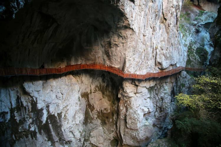 <p>Zarı Çayı'nın yüzyıllar öncesine uzanan yolculuğu sırasında oluşan kanyon son olarak kayalara çivilerle monte edilen 3 kilometrelik ahşap platformla bir ucundan diğer ucuna kadar yürüyerek geçilebilir hale getirildi.</p>
