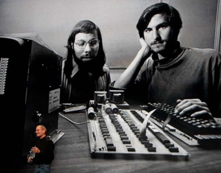<p>Teknoloji devi Apple’ın ilk ürünü olan ve günümüze kalan az sayıdaki Apple-1 bilgisayardan biri, bu hafta ABD'de açık artırmaya çıkıyor. Steve Jobs tarafından tasarlanan 45 yıllık bilgisayarın, yaklaşık 600 bin dolara (5,8 milyon lira) alıcı bulması bekleniyor. Hala çalışır durumda olan nadir model, koleksiyoncular için büyük bir önem taşıyor.</p>

<p> </p>
