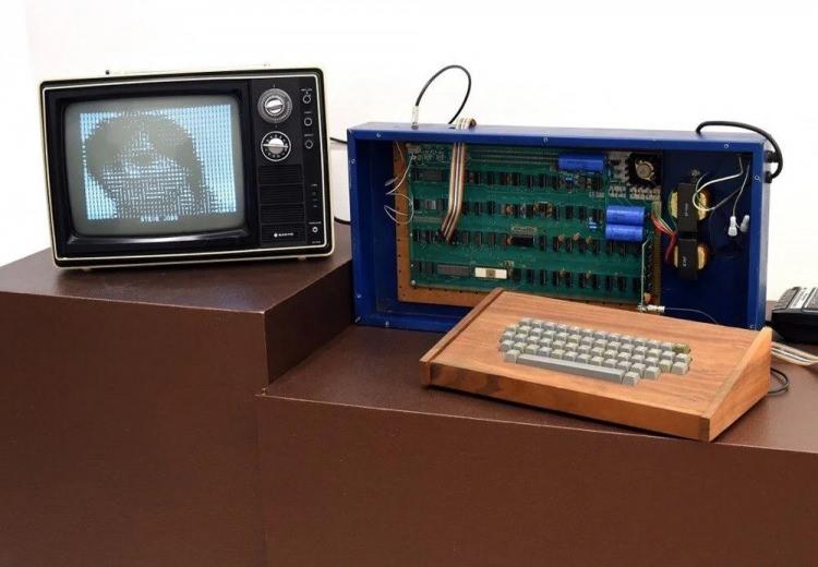 <p><strong>YALNIZCA 200 TANE ÜRETİLDİ</strong></p>

<p>Steve Jobs'un Los Altos’taki evinde Jobs, Steve Wozniak, Patty Jobs ve Daniel Kottke tarafından tasarlanan Apple-1 adlı bilgisayar yalnızca 200 adet üretildi. </p>
