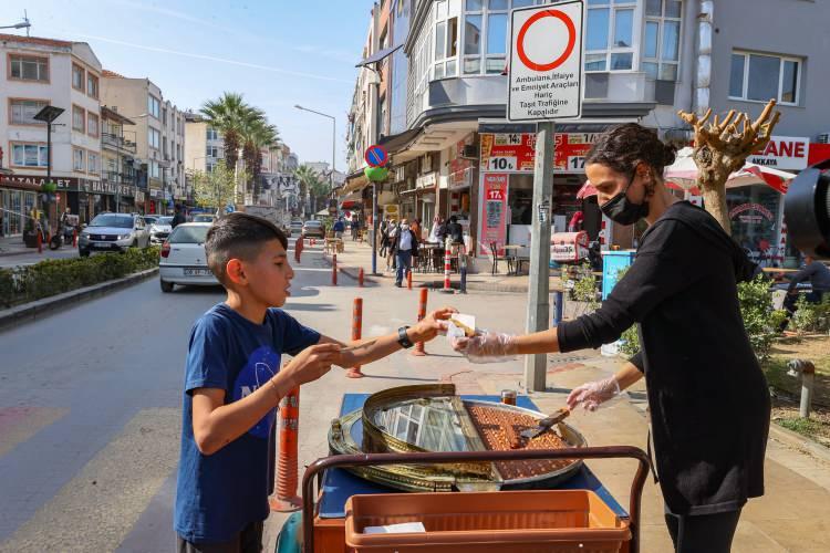 <p>Şambali yemek için işletmeye gelen Zafer Koşar, Şentürk'ten ilk olarak seyyar tezgahta satış yaparken tatlı aldığını söyledi.</p>
