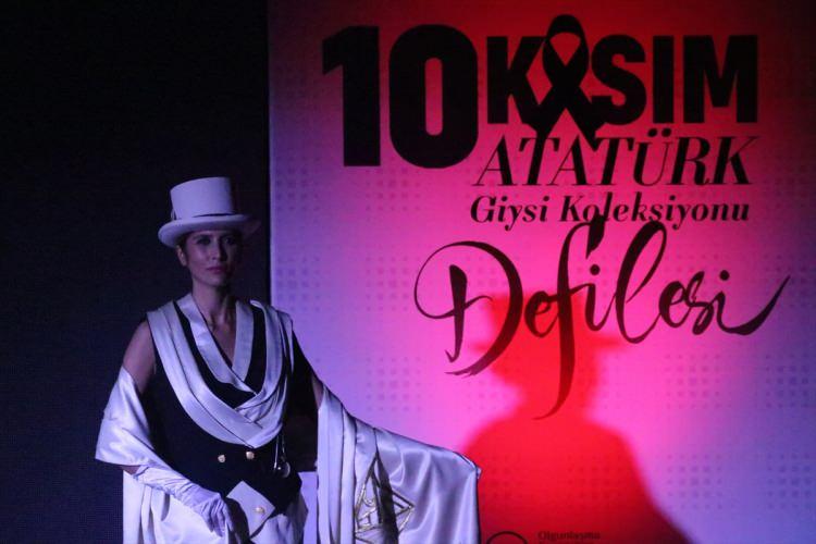 <p>Daha sonra Ankara Olgunlaşma Enstitüsünce Atatürk'ün giysilerinden esinlenerek hazırlanan "Atatürk Giysi Koleksiyonu" tanıtıldı. Defile sonunda çalınan 10. Yıl Marşı'na protokol üyeleri ve izleyiciler ayakta eşlik etti.</p>