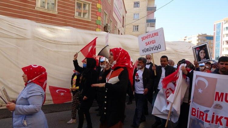 <p>“Ya öleceksin ya döneceksin”</p>

<p>Evlat nöbetindeki bir diğer anne Necibe Çiftçi de evladına teslim olması çağrısında bulunarak, "Hakkari'den 2 evladım için geldim. Bir evladımı şehit ettiler, bir evladımı da dağa kaçırdılar. Allah'ın izniyle İnşallah bu HDP-PKK çökertilecek. Rojhat oğlum, geri dön, bak arkadaşların hepsi geri döndü. Sen de geri dön, yeter artık, ya öleceksin ya döneceksin. Su testisi su yolunda kırılır" diye konuştu.</p>
