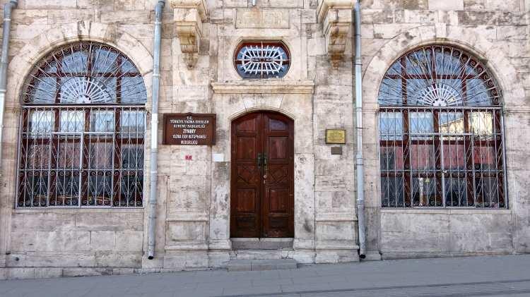 <p>Son zamanlarda ki olaylarla da Hristiyanlıkta popüler bir mezheptir. Evangiles İncil’i, 4 büyük kitabın içeresinde ki anlatımların 3 boyutlu resimlerle anlatıldığı özel bir basımdır. Kesin olmamakla birlikte bu Fransızca İncil’in dünyada 50 tane olduğu görüşü var.</p>

