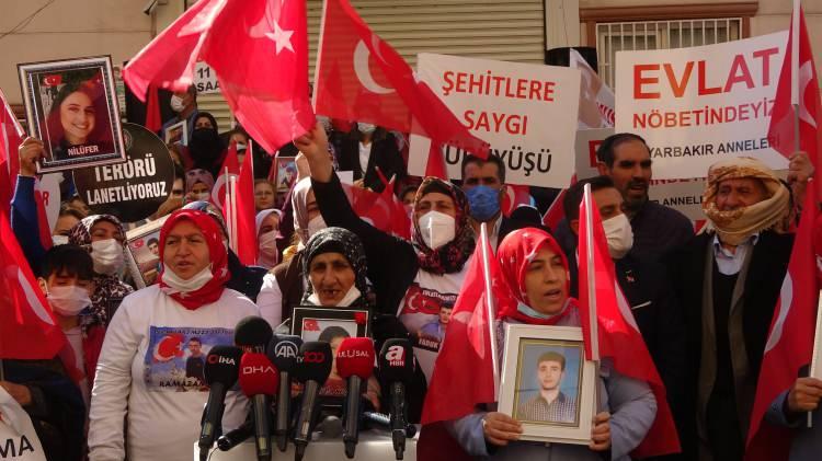 <p>Van, Muş ve Hakkari'de evlat nöbeti tutan annelerin yanı sıra, bazı sivil toplum kuruluşları, sendikalar, siyasi parti temsilcileri ile vatandaşların da destek verdiği yürüyüşte, "Türk, Kürt kardeştir, HDP kalleştir", "Kahrolsun PKK, iş birlikçi HDP" sloganları atıldı.</p>

