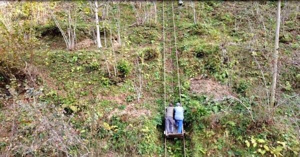 <p>Fındık bahçesine 110 metre uzunluğunda raylı sistem döşeyen Kadıoğlu, elektrikli motorla çalışan vagonla ulaşım sağlamaya başladı. </p>