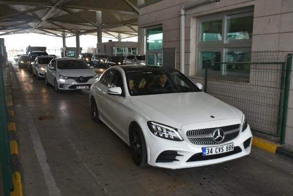 <p>Bulgaristan'da yeni cumhurbaşkanı ve meclisin 240 üyesinin belirlenmesi için yarın sandık başına gidiliyor. Komşuda ilk kez çoğunluğunu Türk ve Müslümanların oluşturduğu Hak ve Özgürlükler Hareketi (HÖH) Genel Başkanı Mustafa Karadayı, cumhurbaşkanı adayı oldu. Ülkede yaşayan soydaşlar, Karadayı'ya destek için Bulgaristan'a akın ederken, Türkiye'de de 126 sandıkta oy kullanacak.</p>
