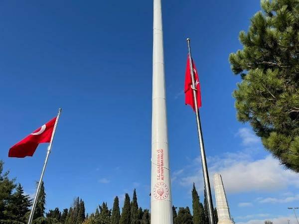 <p>Türk bayrakları İstiklal Marşı eşliğinde göndere çekildi</p>
<p>Konuşmaların ardından Bakan Karaismailoğlu, Vali Yerlikaya ve beraberindekilerin butona basması sonrası, Türk bayrağı, ülkenin en yüksek bayrak direğine çekildi. Bayrağın göndere çekilmesinin ardından Karaismailoğlu, katılımcılara teşekkür etti. İstiklal Marşı'nın ardından bazı mehter marşları da çalındı.</p>