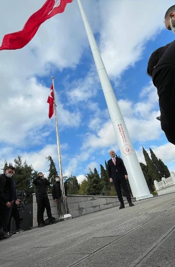 <p>Bakan Karaismailoğlu, Vali Yerlikaya ve beraberindekiler daha sonra TRT Ulus Yerleşkesi'ne geçerek buradaki törene katıldı. Törende aynı şekilde İstiklal Marşı eşliğinde Türk bayrağı göndere çekildi. Karaismailoğlu, Türk bayrağını ülkenin dev projelerinde dalgalandırmaya devam edeceklerini söyledi. Törende, TRT Genel Müdürü Zahid Sobacı ve TRT yöneticileri de hazır bulundu.</p>