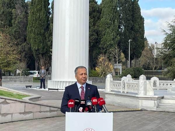 <p>"Bayrağımız dünya var oldukça onur ve gururla dalgalanmaya devam edecek"</p>
<p>İstanbul Valisi Ali Yerlikaya ise özgürlük ve bağımsızlıklarının tek simgesi al bayrağın dalgalandığı yerde kendilerine korku da keder de olmadığını belirterek, İstanbul'un manevi banisi Eyüp El Ensari'nin ismiyle şereflenen Eyüpsultan'da Edirnekapı Şehitliği'nde Türkiye'nin en uzun bayrak direğinin açıldığını söyledi.</p>
