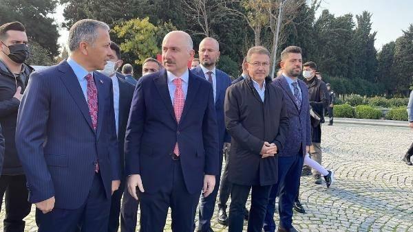 <p>Gelecek nesillere bırakacak en büyük emanetin ay-yıldızlı bayrak olduğunu bildiren Yerlikaya, "Bayrağımızın her santimetrekaresinde ödenmiş nice bedeller var. Gelecek nesillere bırakacak en büyük emanetimiz olan ay-yıldızlı bayrağımızın gölgesi, Mavi Vatan Akdeniz'de, sınır ötesi Türk garnizonlarında, huzur ve güven timsali olarak emsalsiz bir onur ve gururla dalgalanıyor. Allah'ın izniyle dünya var oldukça dalgalanmaya devam edecek." diye konuştu.</p>