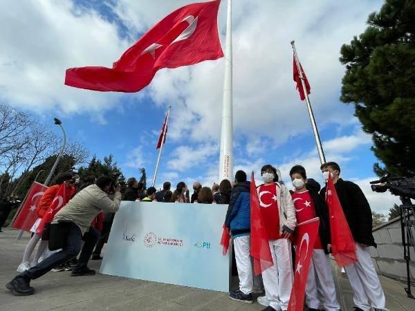 <p>Eyüpsultan Belediye Başkanı Deniz Köken de bu önemli eserin ilçeye kazandırıldığı için teşekkür ederek, "Bayraklar, bağımsızlıkların timsalidir. Ona ne kadar sahip çıkarsak o kadar bağımsız yaşayacağız." diye konuştu.</p>