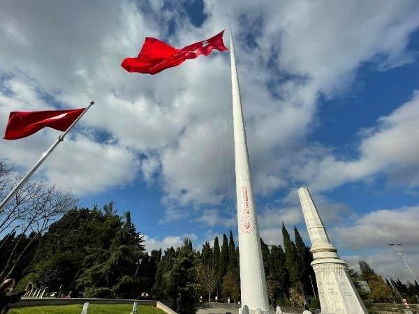 <p>"Ay-yıldızlı bayrağı dev projelerde de dalgalandırıyoruz"</p>
<p>Bakan Karaismailoğlu, Arif Nihat Asya'nın "Bayrak" şiirinden bazı dizeleri okumasının ardından, sözlerini şöyle sürdürdü: "Edirnekapı Şehitliği ve TRT Ulus Yerleşkesi'nde bulunan 115 metrelik rekor yüksekliğe sahip bayrak direklerinin her birinin ağırlığı 103 tondur. Bayrak direklerinin alt çapı 349 santimetre, üst çapı ise 95 santimetredir. Toplam temel ağırlıkları 633 tonu aşmaktadır. Direk bileşenleri, kaynaksız geçmeli sistem olarak tasarlandı, direk içinden merdivenle yukarı çıkılabiliyor. Bayraklarımız göndere elektrikli motor sistemiyle çekiliyor."</p>