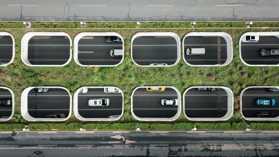 <p>Çin'in Guangzhou kentinde geniş bir caddenin ortasında yer alan ve üstünde açık pencereleri olan tünel havadan drone ile görüntülendi.</p>
