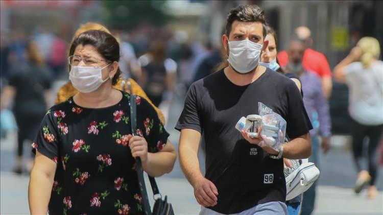 <p>Bilim insanları İngiltere’de salgının ilk dalgasında görevli sağlık çalışanlarının kan değerlerini inceledi. Araştırmada Covid-19’a yoğun maruz kalan 58 kişinin Covid-19 testinin negatif çıktığını tespit eden uzmanlar fakat bu kişilerin T-hücresinde bir artış meydana geldiği tespit edildi.</p>