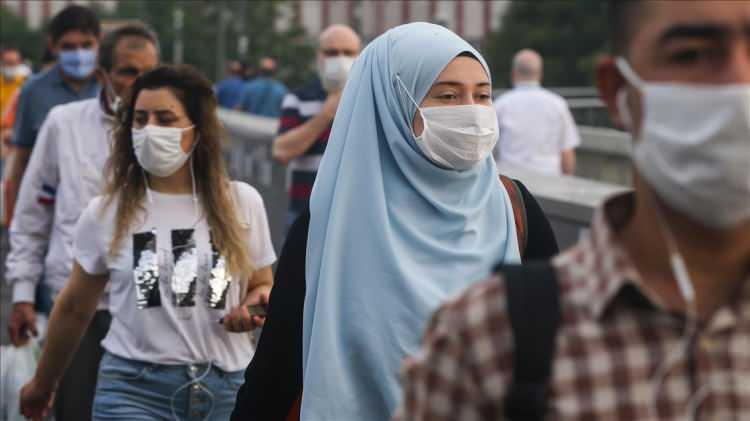 <p><strong>“BAĞIŞIKLIĞI DAHA UZUN SÜRÜYOR”</strong></p>
<p>Koronavirüsünün yayılmasının başında T-hücrelerinin bu virüsü fark ederek vücudu uyardığını açıklayan Reading Üniversitesi’nde görevli Alexander Edwards, “Bu araştırma bize bağışıklık sistemini aktive edecek fakat semptom göstermeyecek kadar virüse maruz kalanların sonuçlarını gösterdi” yorumunu yaptı.</p>