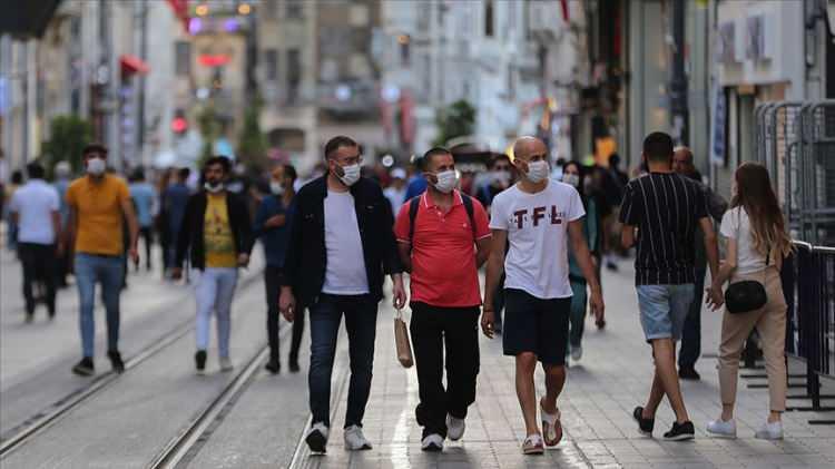 <p>Öte yandan T-hücresinin yarattığı bağışıklığın antikorların yarattığı bağışıklıktan çok daha uzun olduğu ve yıllarca insanı koruyabildiği tespit edildi. Şu ana kadar geliştirilen aşılar genel olarak antikorlar ile ilgili. Antikorlar koronavirüsünü durdururken buna karşılık etkisi de zaman içinde azalıyor. T-hücrelerinin yarattığı koruma ise uzun süre devam ediyor.</p>
<p> </p>