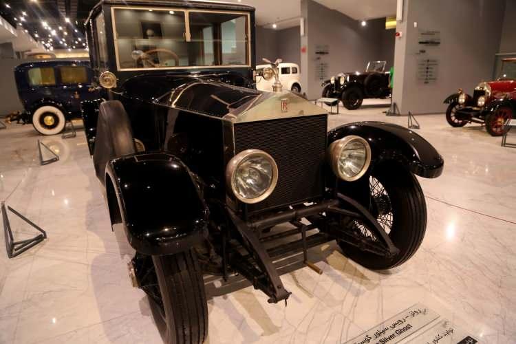 <p>Rolls-Royce Silver Ghost modeli aracın Ahmed Şah Kaçar'a ait olduğunu ve 1922'de üretildiğini aktaran Faal, "Ahmed Şah'a ait araç 6 silindir özelliğinde sahip ve Pehlevi Hanedanlığı döneminde de kullanıldı. Bu aracın tarihine İran'da 3 ayrı yönetim sığdı. Buradaki en eski araçtır." diye konuştu.</p>

<p> </p>
