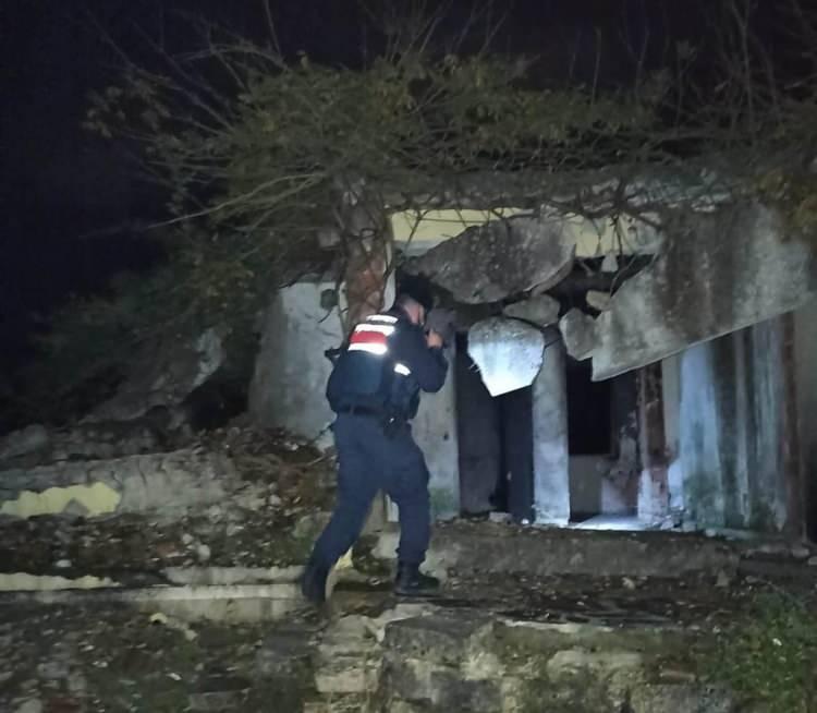 <p><strong>8 bin 68 metruk bina denetlendi</strong></p>
<p>Uygulamada, 8 bin 68 metruk bina ve 6 bin 725 park-bahçe kontrol edildi, 23 bin 68 umuma açık yer ile ilköğretim ve lise çevrelerinde tel dal sigara satışı yapılabilecek yerler denetlendi.</p>