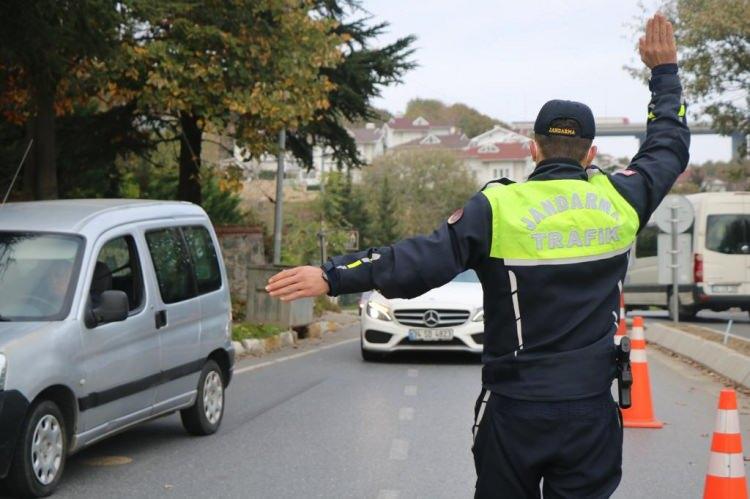<p>Bu denetimlerde çeşitli suçlardan aranan 1.111 kişi yakalanırken, hakkında kayıp ihbarı olan 7’si çocuk 21 kişi bulundu. 489 kişiye adli/idari işlem uygulandı, 579 kişi gözaltına alındı. 46 umuma açık yerine ise işlem uyguladı. </p>