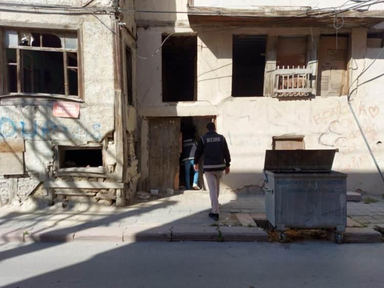 <div><strong>Tek dal sigara satışı yapan 33 iş yerine işlem yapıldı</strong></div>
<div> </div>
<div>Denetimlerde ayrıca çocuklarımızı ve gençlerimizin korunması amacıyla ilköğretim ve lise çevrelerinde gerçekleşen denetimlerde; 4733 sayılı Tütün, Tütün Mamulleri ve Alkol Piyasasının Düzenlenmesine Dair Kanun’a aykırı hareket eden 33 iş yerine, tek dal sigara satışından dolayı işlem yapıldı. </div>