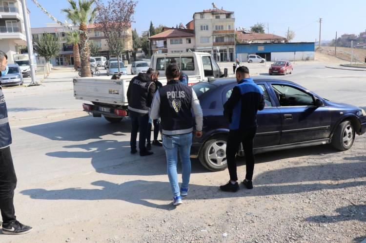 <p>816 araç trafikten men edildi</p>
<p>Türkiye Güven Huzur Uygulamasında; 178 bin 515 araç kontrol edildi. Kontrollerde 7 bin 215 araca işlem yapıldı, 816 araç trafikten men edildi, 264 aranan araç tespit edildi. </p>