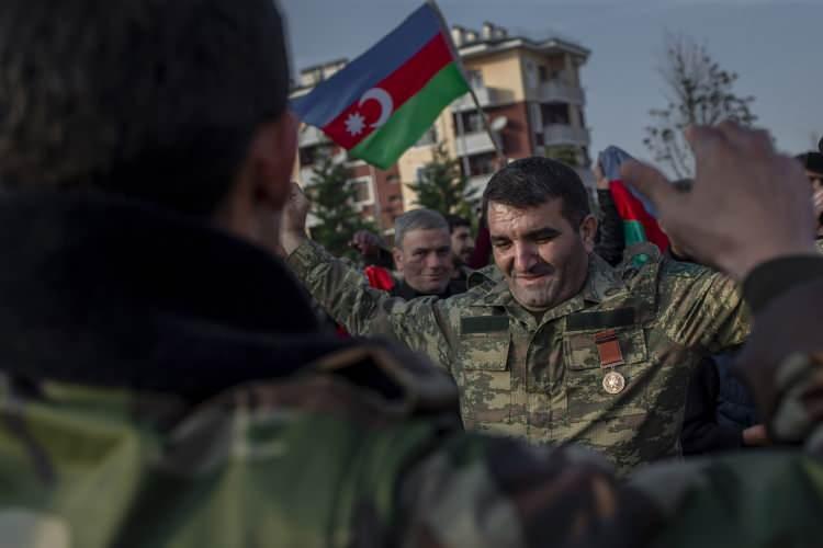 <p>Azerbaycan ile Ermenistan arasında Dağlık Karabağ krizine ilişkin yapılan anlaşma sonrasında Terter kentinde günlerdir sığınaklarda yaşamını sürdüren halk evlerine dönmenin mutluluğunu yaşamıştı. (Arşiv)</p>
