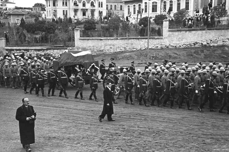 <p>AA muhabirleri, Atatürk'ün naaşının Ankara'ya gelişini şöyle haberleştirdi: "ANKARA: 20 (A.A) - Ankara, sabahın erken saatlerinden itibaren, Ebedi Şef Atatürk'ün aziz naaşlarını selamlamak için caddelere ve yollara dökülmüştü.</p>
