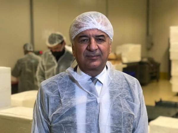 <p>ilk kez su ürünleri ihracatı gerçekleştirildiğini belirten İSYÖN AŞ Genel Müdürü Hamdi Arpa, bu ürünlerin yaklaşık 10 bin kilometrelik yolculuğunu anlattı. Balıkçılardan satın alınan balıkların, 5 kilogramlık kutulara yerleştirildiğini belirten Arpa, ardından jel buzlarla beraber paketleme işleminin tamamlandığını ve kargolanmaya hazır hale getirildiğini ifade etti.</p>