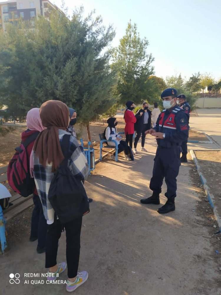 <p>İçişleri Bakanlığı'ndan yapılan yazılı açıklamaya göre; Emniyet Genel Müdürlüğü ve Jandarma Genel Komutanlığı'nca çocuk ve gençlerin güvenli bir eğitim-öğretim dönemi sürdürmeleri amacıyla ilköğretim, lise ve üniversite çevrelerinde dün 'Huzurlu Sokaklar Uygulaması' gerçekleştirildi. </p>
