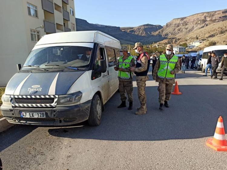 <p>Ayrıca 36 bin 257 iş yeri (oyun, internet, playstation salonu, kahvehane, iddia bayii, içkili yer, büfe) denetlendi, 287 iş yerine cezai işlem uygulandı. Muhtelif miktarda ruhsatsız silah, uyuşturucu madde ile 316,50 gram kıyılmış tütün ve 383 paket kaçak sigara ele geçirildi.</p>
