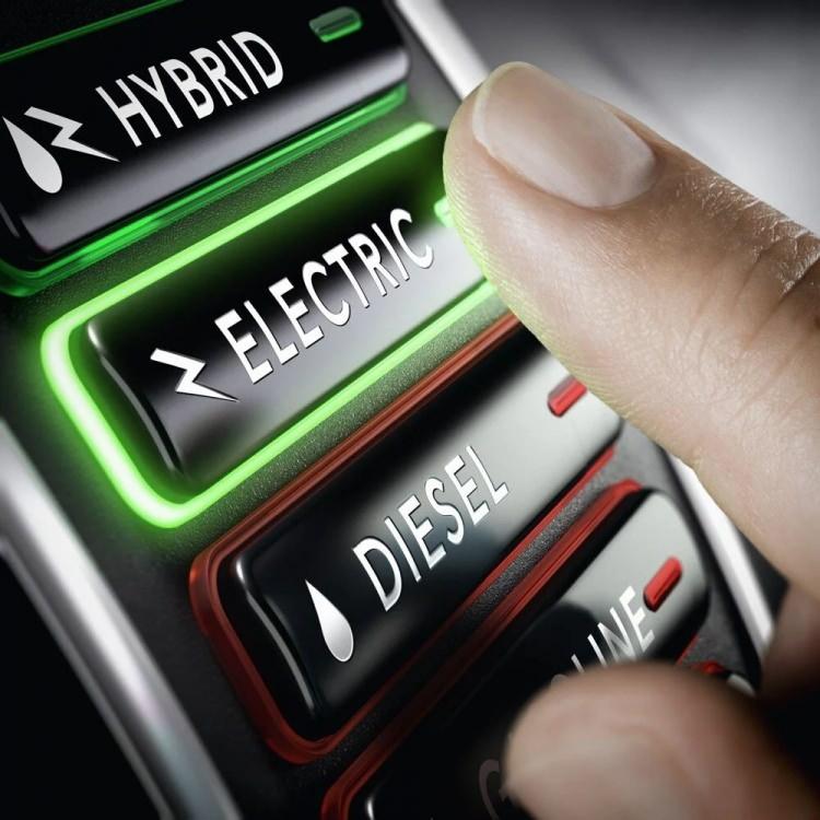 <p>Tüm dünyada hızla ilerleyen elektrik destekli otomobiller Türkiye'de de yükselişini sürdürüyor. </p>
<p>Türkiye'de 2020 yılı Ocak-Eylül döneminde 12 bin 865 Hibrit ve 261 elektrikli araç satılırken bu rakam 2021 yılı aynı döneminde 36 bin 824 hibrit ve 1560 adet elektrikli satışı gerçekleşti. </p>
<p>Bu satış rakamlarıyla hibrit otomobillerin pazar payı yüzde 8,5'e, elektrikli otomobillerin payı ise yüzde 0,4'e yükseldi. </p>