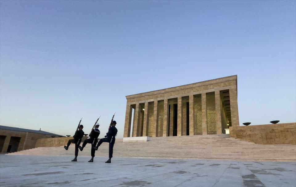 <p>19 Kasım günü cenaze büyük bir kalabalık tarafından Yavuz Zırhlısı ile İzmit’e oradan da aynı günün akşamı tüm yurt gezilerinde kullandığı tren ile Ankara'ya uğurlandı.</p>

<p> </p>
