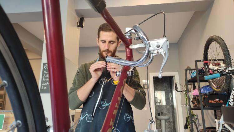 <p>&Uuml;niversite hayatından itibaren g&ouml;n&uuml;l verdiği bisiklet sporu &uuml;zerine bir şeyler yapmak isteyen gen&ccedil; m&uuml;hendis, kendine bir bisiklet tamirhanesi a&ccedil;tı.</p>
