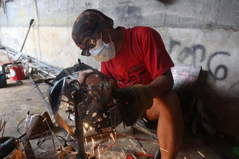 <p>Endonezya'nın Cava Adası'ndaki Yogyakarta özel bölgesinde bulunan Bantul'daki bir atölyede eski motosikletlerden yeni robotlar üretiliyor. </p>
<p> </p>