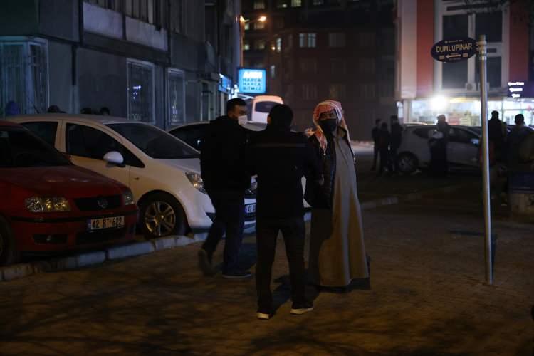 <p>Konya'nın Meram ilçesinde meydana gelen 5,1 büyüklüğündeki depremde paniğe kapılarak dışarı çıkan vatandaşlar, açık alanlarda bekliyor.</p>
