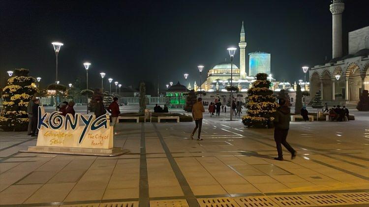 <p>Ailesiyle birlikte Kılıçarslan Meydanı'nda bekleyen Süleyman Özer, yaşadıklarını şöyle anlattı:</p>
<p>"Deprem yaşanırken bizde büyük bir panik oluştu. Konya'da beklenmeyen bir durum bu. Depremin etkisi azaldıktan sonra dışarıya çıktık. Şimdi artçı depremler gelmesinden korktuğumuz için şu anda Kılıçarslan meydanında bekliyoruz."</p>
