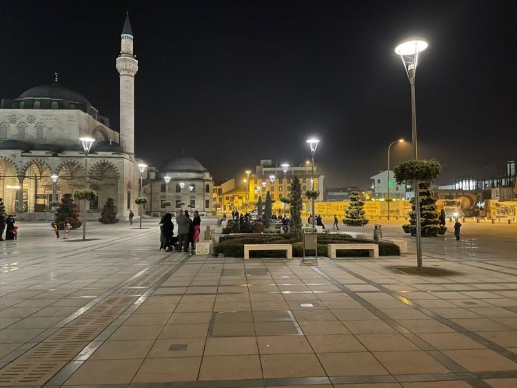 <p>Öte yandan Selçuklu ilçesi Tarla Mahallesi'nde 8. kattaki evindeyken depreme yakalanan, ardından eşiyle sokağa çıkan Ali Gümüş, AA muhabirine, çok korktuklarını söyledi.</p>
<p> </p>