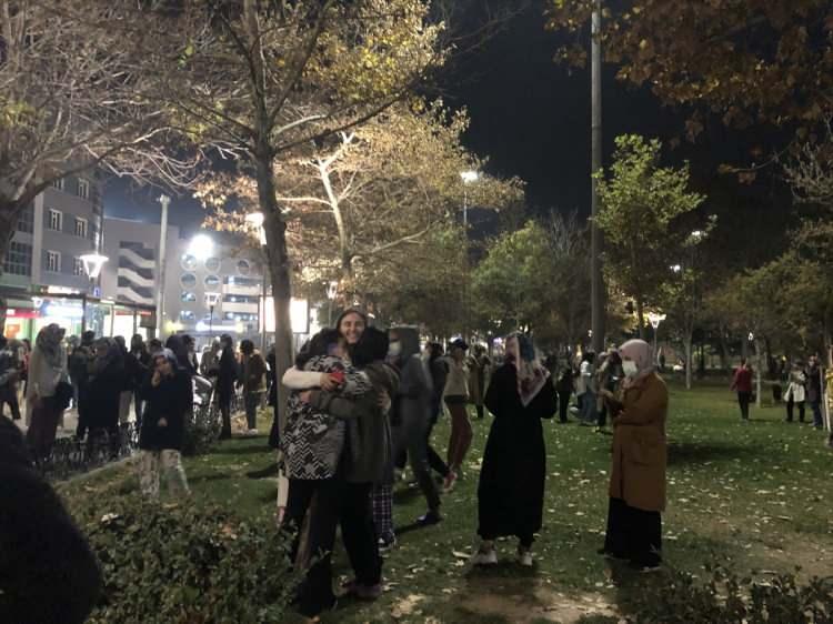 <p><strong>"Sabaha kadar burada oturacağız"</strong></p>
<p>Kentte yakın tarihte böyle bir deprem yaşamadıklarını dile getiren Gümüş, şöyle konuştu:</p>