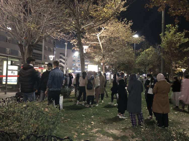 <p>"Çok uzun sürdü. Bana sanki asırlar gibi geldi, aklım çıktı. Bende bir de kalp var. Bu yaşa kadar ben böyle bir deprem görmedim. İlk defa böyle bir deprem yaşıyorum. Birkaç yerde deprem gördüm ama Konya'da hiç görmemiştim. Allah esirgesin. Sabaha kadar burada oturacağız. Birazdan ateş yakacağız."</p>

<p> </p>
