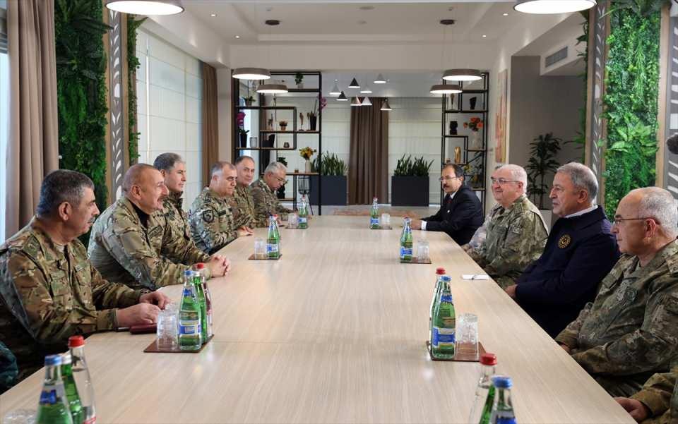 <p>Azerbaycan Savunma Bakanı Zakir Hasanov’un da katıldığı görüşmede Akar tarafından, Cumhurbaşkanı Recep Tayyip Erdoğan’ın dost ve kardeş Azerbaycan’ın 8 Kasım Zafer Günü tebrikinin iletildiği öğrenildi.</p>

<p> </p>
