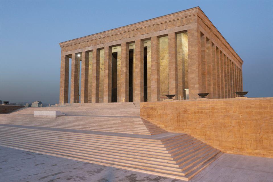<p>Galeri alanında Atatürk'ün mezar odası da bulunuyor. Lahit taşının tam altına denk gelen bu odada Büyük Önder Atatürk'ün mezarı yer alıyor. Selçuklu ve Osmanlı mimarisi tarzında sekizgen planlı olarak yapılan mezar odasına sadece özel izinle girilebiliyor. Odanın görüntüsü ziyaret saatlerinde kameralarla kapının önündeki televizyonda gösteriliyor.</p>

<p> </p>
