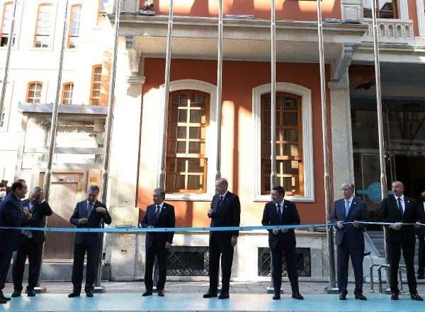 <p>LİDERLERLE AÇILIŞ</p>

<p>Cumhurbaşkanı Recep Tayyip Erdoğan, Sultanahmet'te Türk Konseyi Genel Sekreterliği binasının açılışını, konsey üyesi ülkelerin başkanlarıyla yaptı.</p>
