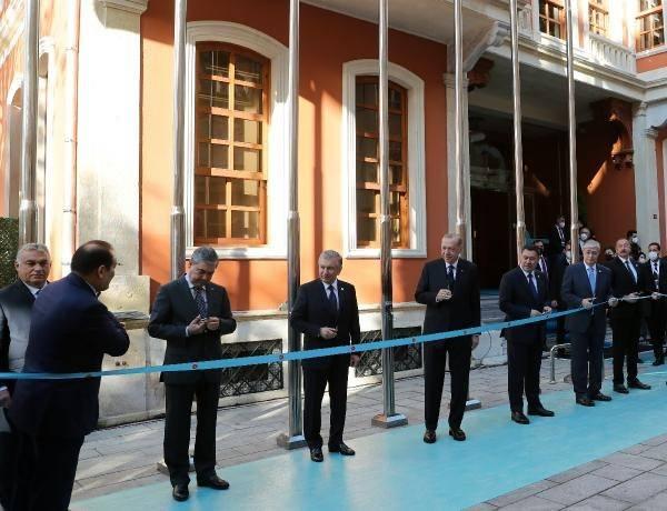 <p>Sultanahmet'te bulunan Türk Konsey Binası için açılış töreni düzenlendi. Törene Cumhurbaşkanı Recep Tayyip Erdoğan, Azerbaycan Cumhurbaşkanı İlham Aliyev, Kazakistan Cumhurbaşkanı Kasım Cömert Tokayev, Kırgızistan Cumhurbaşkanı Sadır Caparov, Özbekistan Cumhurbaşkanı Şevket Mirziyoyev, Macaristan Başbakanı Viktor Orban, Türkmenistan Devlet Başkanı Gurbangulu Berdimuhamedov ve Türk Konseyi Genel Sekreteri Baghdad Amreyev katıldı.</p>