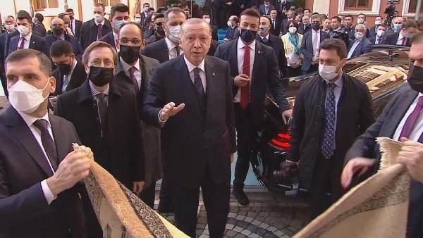 <p>HALICIYLA SOHBET ETTİ</p>
<p>Cumhurbaşkanı Erdoğan, açılışın ardından makam aracına binmeden önce buradaki halıcı ile sohbet etti. Halıcı, Erdoğan'a üzerine 'La ilahe illallah' yazan halıyı gösterdi.</p>