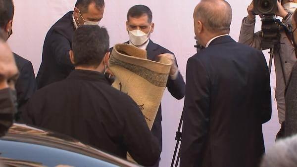 <p> Erdoğan, esnafa halının Türk işi olup olmadığını sordu. Halının, Burdur işi olduğu belirtildi. </p>