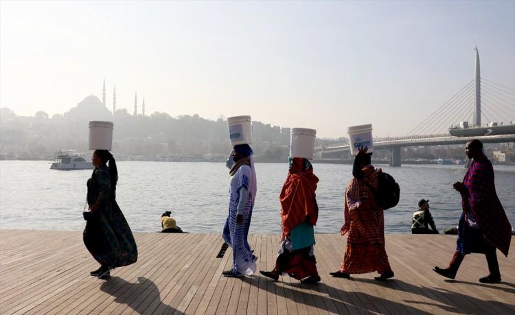 <p>Ülkelerinde kilometrelerce yol yürüyerek temiz suya ulaşmaya çalışan Masailer, su sorununu bu kez İstanbul sokaklarında başlarında taşıdıkları su kovalarıyla dile getirmeye çalıştı.</p>

<p> </p>

